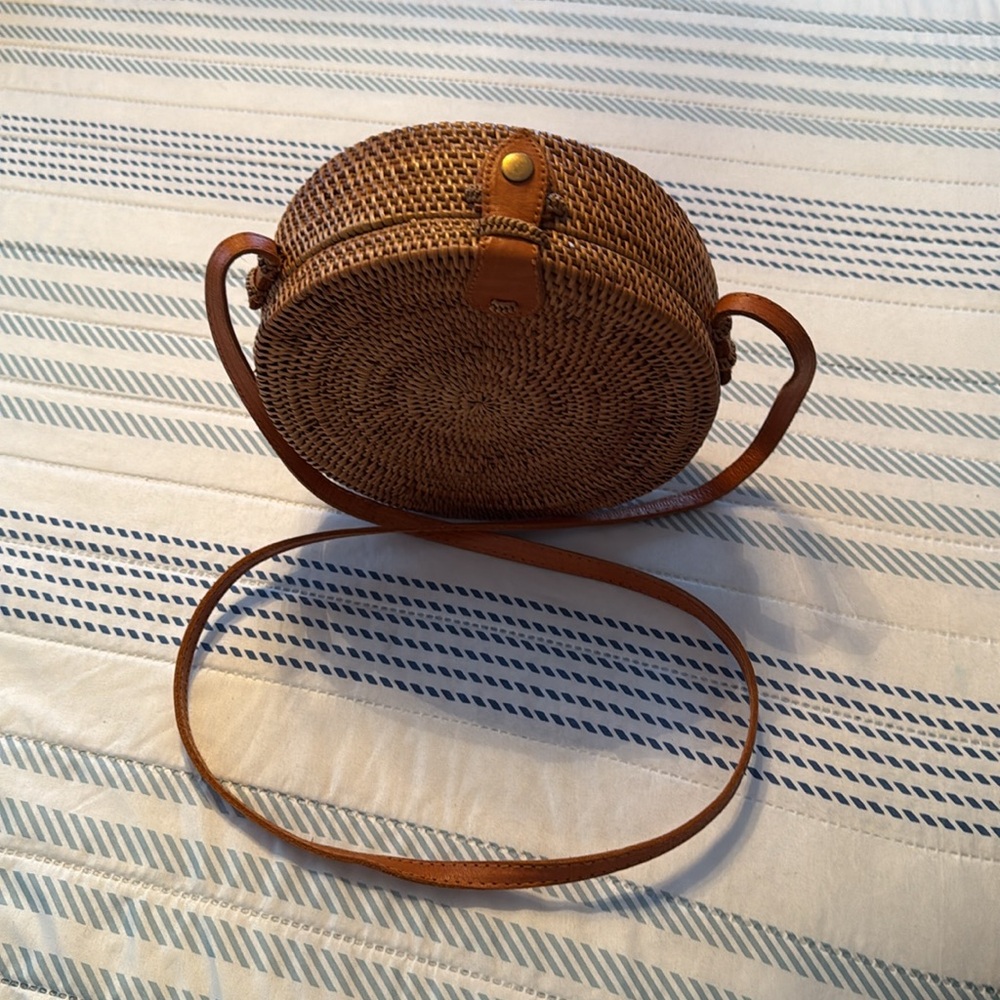 Straw Studios Round Woven Tan Crossbody Bag - Picture 2 of 4